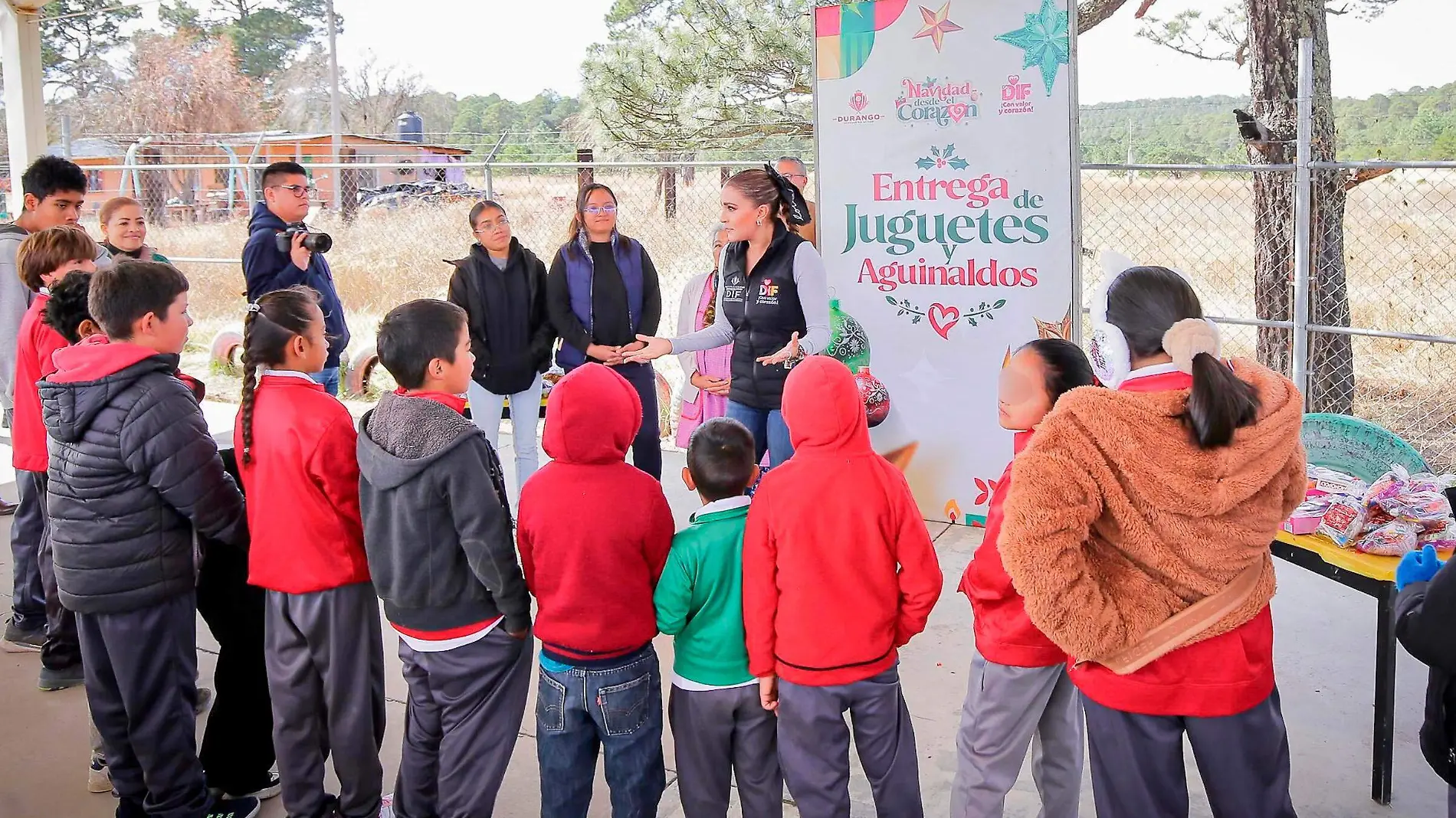 Siguen llevando Marisol y Esteban alegría a niños de Durango_ avanza Operativo Navideño de entrega de juguetes y aguinaldos (4)